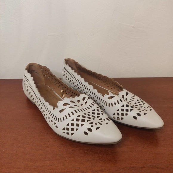Report Women's Shoes Flats Laser Cut Design White Leather Size 7 Pointed Toe. - Picture 1 of 7
